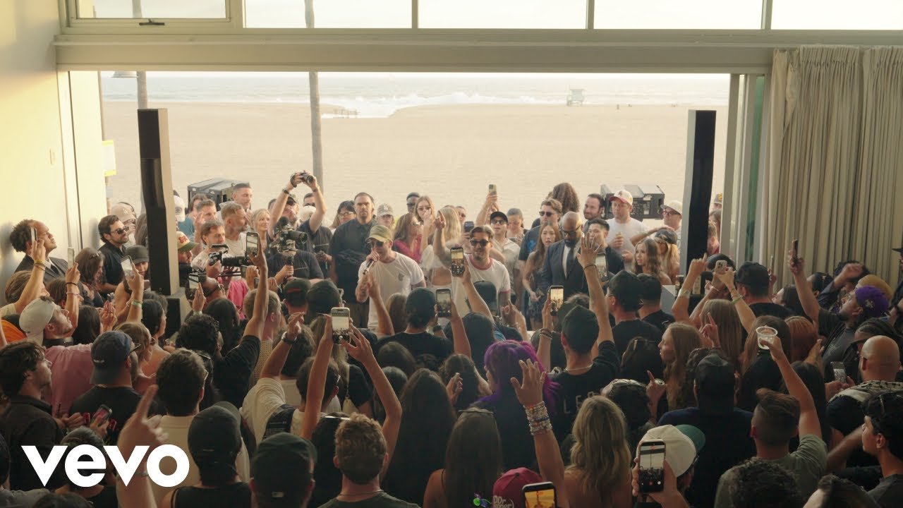 : A Singer Crashed a Venice Pop-Up Unannounced to Debut 'In Your Eyes' Live and the Crowd Had No Idea