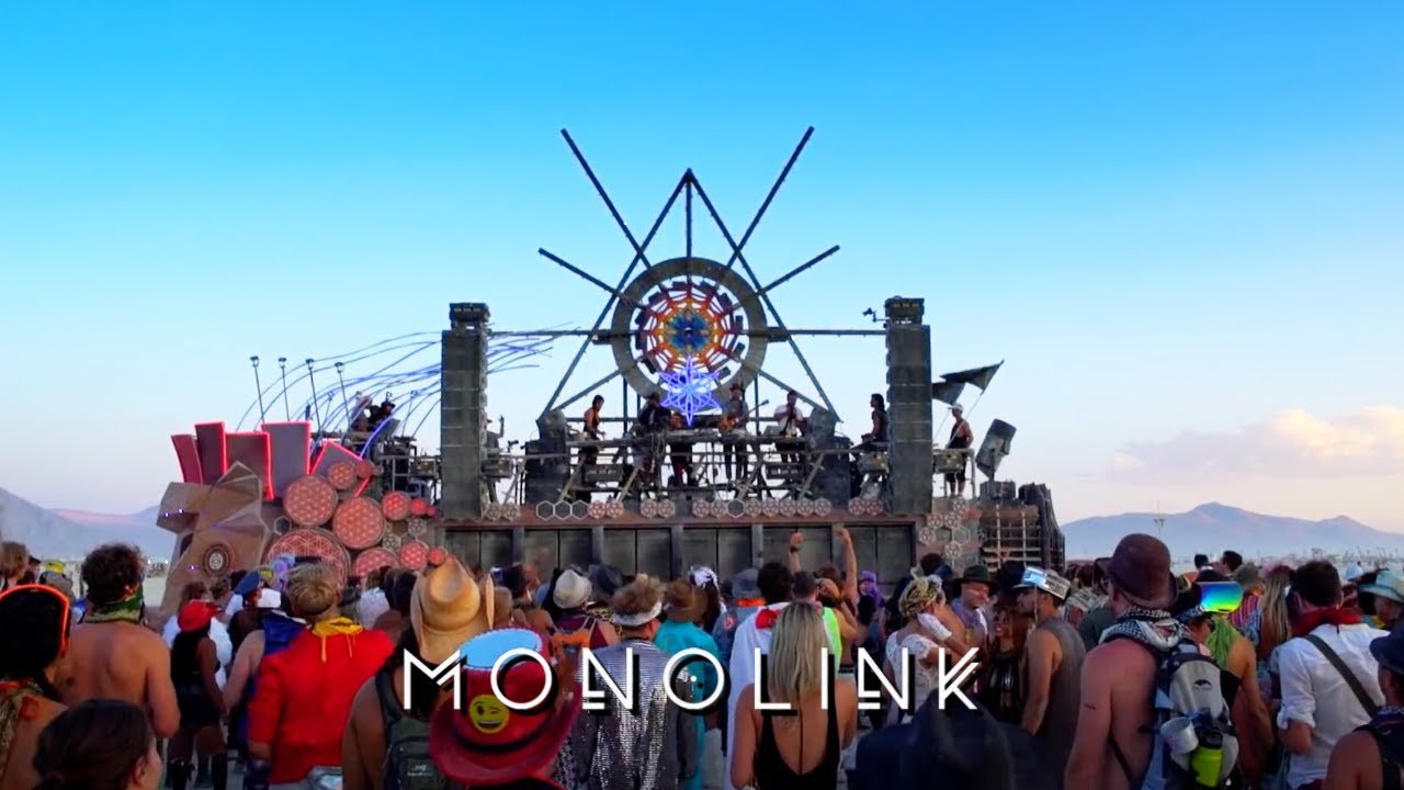 : Mano Ling Closes a Live Set With Two Songs and a View the Crowd Never Gets to See