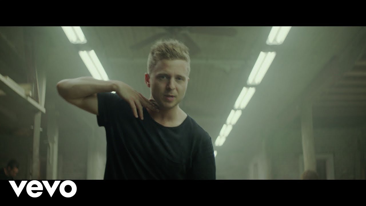 : The Song That Turned a Ceiling Crash Into a Moment Nobody Planned