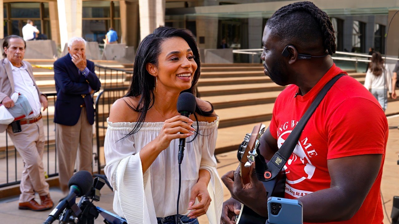 guitaro5000: A Jazz Singer Named Anna Stopped to Perform 'Summertime' on the Street and Left Everyone Feeling Lifted