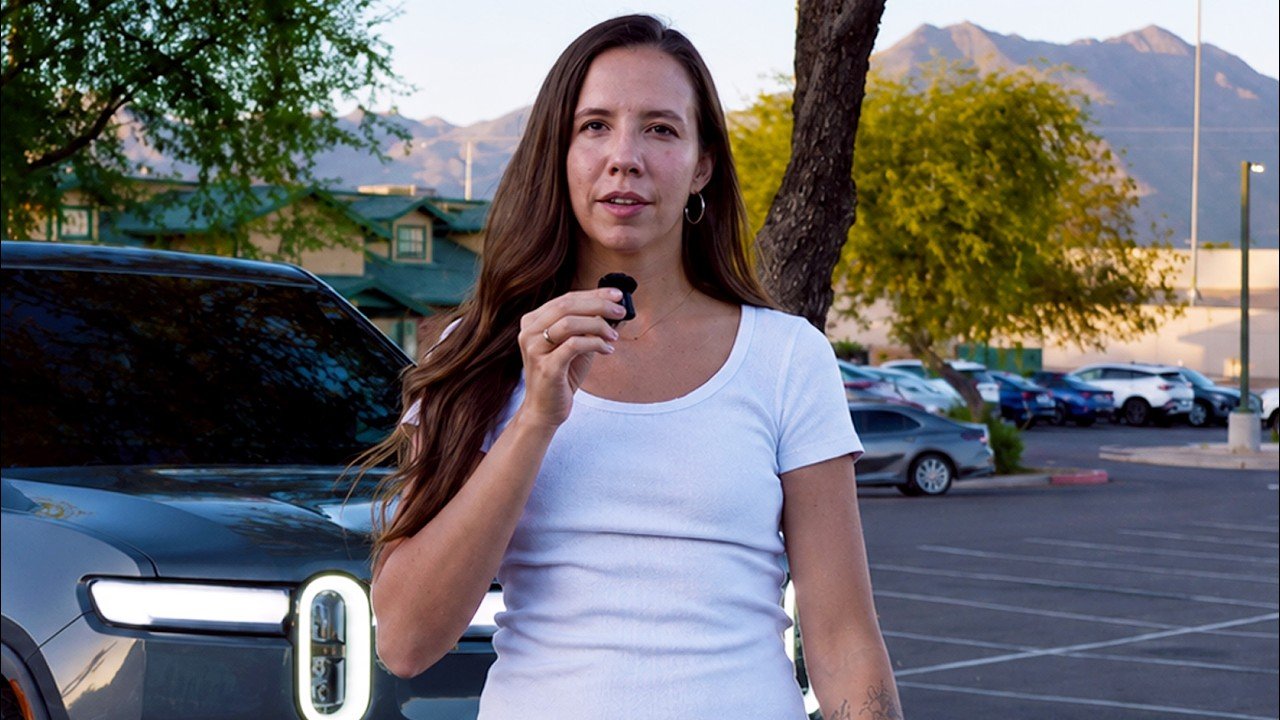 Julia McCoy: Julia McCoy's AI Clone Made $5,700 in One Day While She Did Nothing